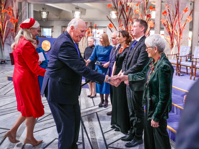 The King and Queen and the Crown Prince and Crown Princess congratulated the representatives of this year’s Peace Prize laureates and greeted the Norwegian Nobel Committee members. Photo: Javad Parsa / NTB